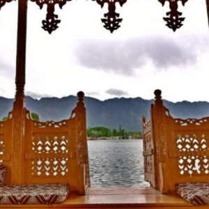 Staying on a houseboat in Dal Lake